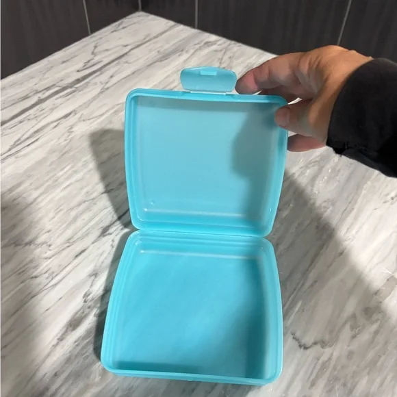 BRAND NEW TUPPERWARE SANDWICH BOX - Picture 1 of 2